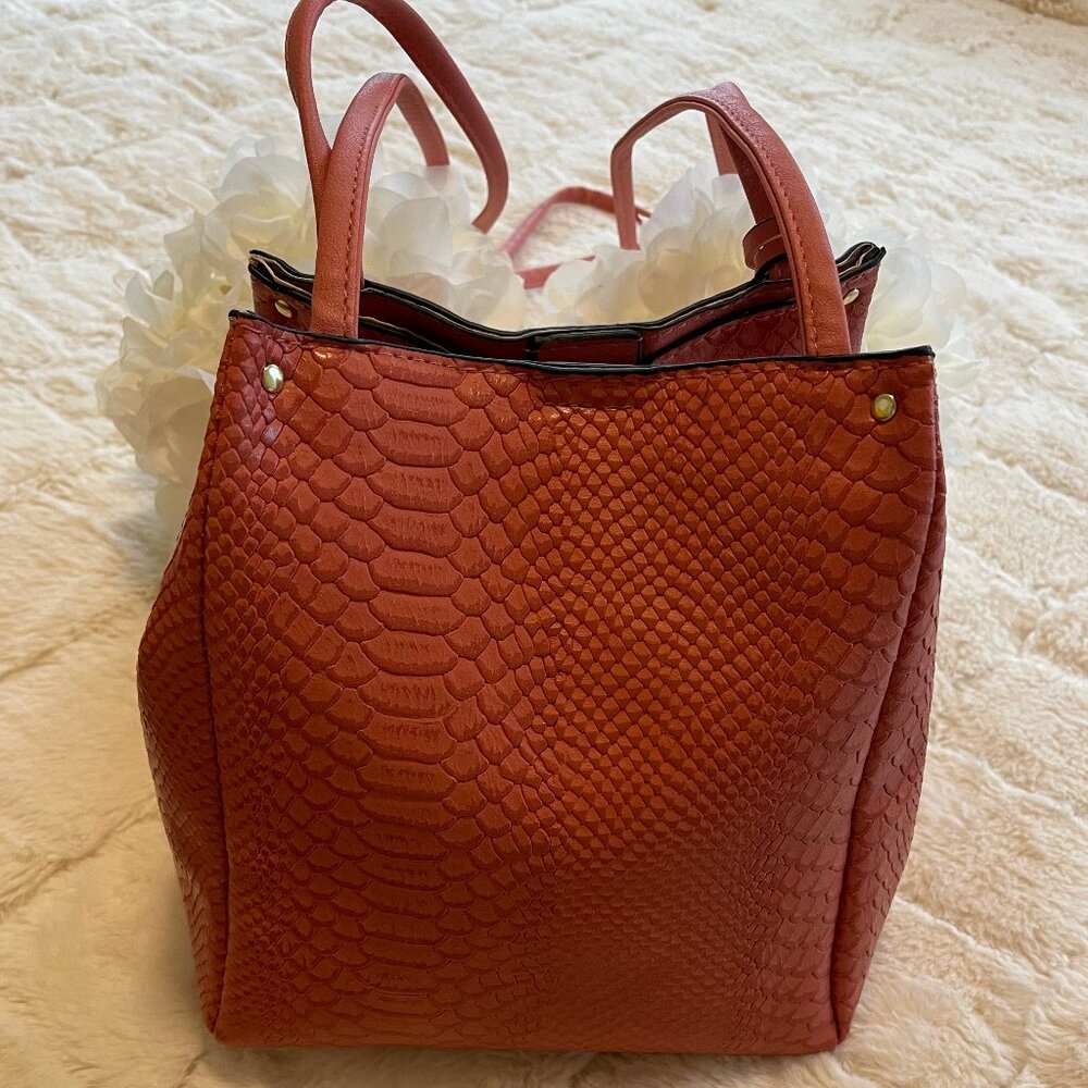 London Fog Bucket Cossbody Bag NWOT - Picture 3 of 15